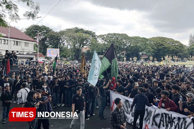 Aksi demonstrasi di depan Gedung DPRD Kota Malang, Selasa (18/2/2025). (Foto: Rizky Kurniawan Pratama/TIMES Indonesia)