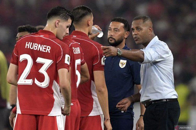 Pelatih Timnas Indonesia, Patrick Kluivert memberikan instruksi pada pemain (FOTO: ANTARA)