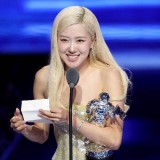 Duet Rose BLACKPINK dan Bruno Mars Bawa 'APT' Jadi Song of The Year MTV VMA 2025