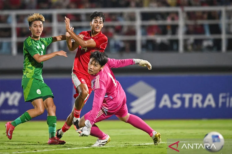 Striker Timnas Indonesia Rafael Struick (tengah) saat laga melawan Makau U-23 dalam kualifikasi Grup J Piala Asia U-23 2026 di Stadion Gelora Delta Sidoarjo, Jawa Timur, Sabtu (6/9/2025). (ANTARA FOTO/Sigid)