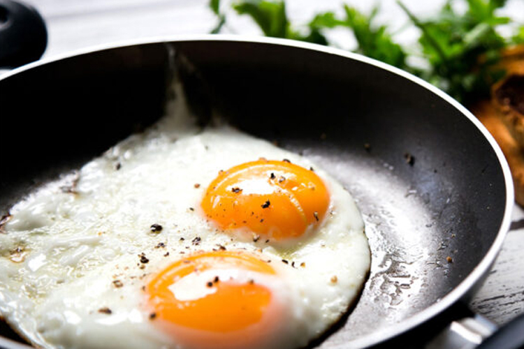 Telur mengandung kolesterol cukup tinggi—sekitar 206 mg per butir telur ayam ukuran besar. Namun, reaksi tubuh setiap orang terhadap kolesterol dari makanan berbeda-beda.