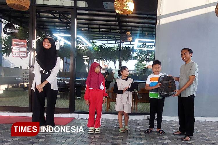 Sidik, YBM BRI bagikan Paket Pendidikan. (Foto: Rizky Putra Dinasti/TIMES Indonesia)
