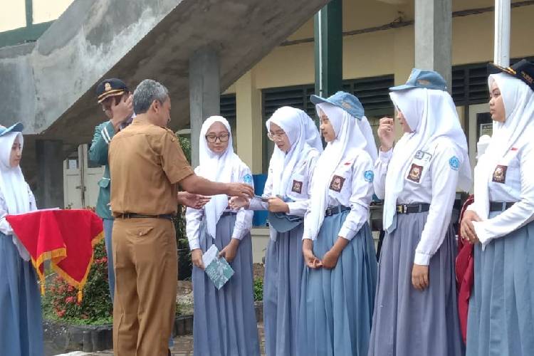 Siswa-siswi kelas XII meluncurkan buku antologi hasil karya mereka yang berjudul