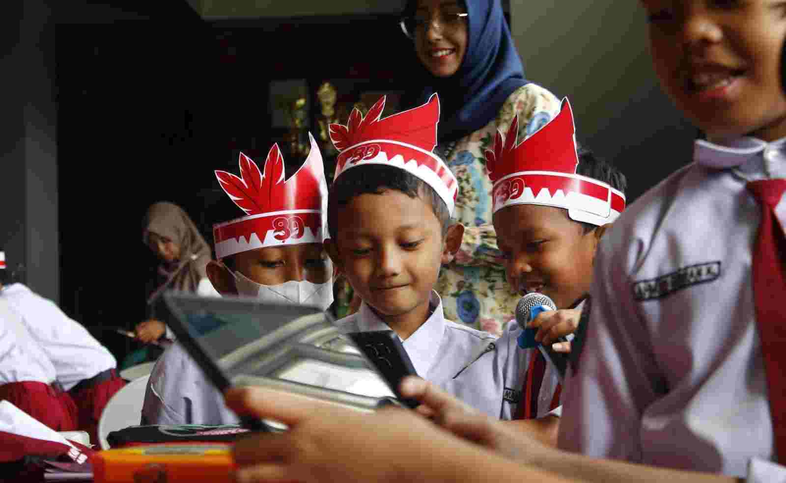 Gaya belajar siswa inklusi di SD Muhammadiyah 4 Malang dengan bantuan teknologi. (Foto: TI PHOTO)