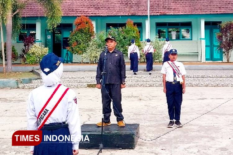 Anggota DPRD Bondowoso Jadi Pembina Upacara hingga Mengajar Siswa Tentang Bahaya Kenakalan Remaja