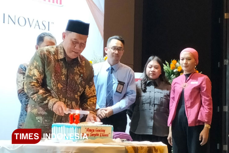 Bambang Harjo Soekartono (BHS) saat memotong kue tart dalam momen merayakan hari jadi PT Dharma Graha Utama ke-12. (Foto: Akmal/TIMES Indonesia)