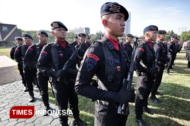 Anggota Sat Brimob Polda Jatim Menerima Penghargaan KPLB dari Kapolri