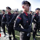 Anggota Sat Brimob Polda Jatim Menerima Penghargaan KPLB dari Kapolri