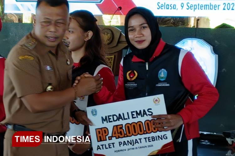 Bupati Ponorogo Serahkan Bonus Kepada Atlet dan Pelatih Peraih Medali Porprov IX Jatim 2025