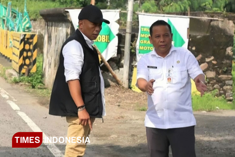 Bupati Sugiri Sancoko dan Kepala DPUPKP Ponorogo Jamus Kunto Purnomo melihat langsung beberapa ruas jalan yang akan diperbaiki. (Foto:Marhaban/TIMES ndonesia)