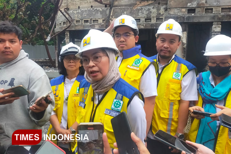 Direktur Jenderal Cipta Karya Kementerian Pekerjaan Umum Republik Indonesia Dewi Chomistriana berikan penjelasan kepada para awak media setelah meninjau gedung cagar budaya yang terbakar di Bandung (Dok.Foto:TIMESINDONESIA -Djarot)