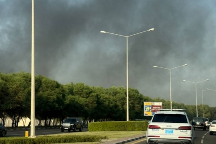Ledakan pada hari Selasa itu bergema di Doha, mengirimkan asap hitam ke udara.(FOTO: Arab News)