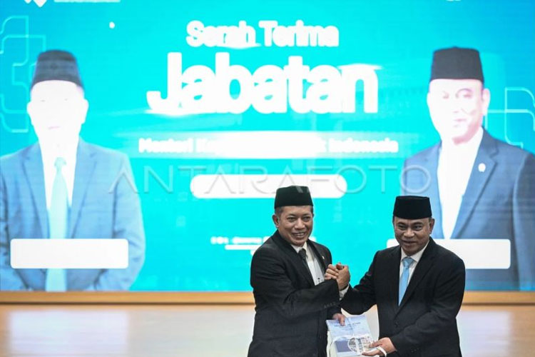 Menteri Koperasi Ferry Juliantono (kiri) bersama menteri sebelumnya Budi Arie Setiadi (kanan) berjabat tangan saat acara serah terima jabatan di Kantor Kementerian Koperasi, Jakarta, Selasa (9/9/2025). (FOTO: ANTARA FOTO/Fauzan/foc)