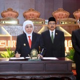 Gubernur Khofifah Bersama Pimpinan DPRD Jatim Sepakati Raperda P-APBD 2025