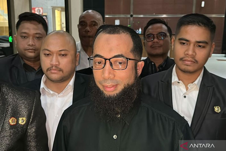 Khalid Basalamah memberikan keterangan setelah diperiksa KPK sebagai saksi kasus dugaan korupsi penentuan kuota dan penyelenggaraan ibadah haji pada Kementerian Agama, di Gedung KPK, Jakarta, Selasa (9/9/2025). (FOTO: ANTARA/Rio Feisal)