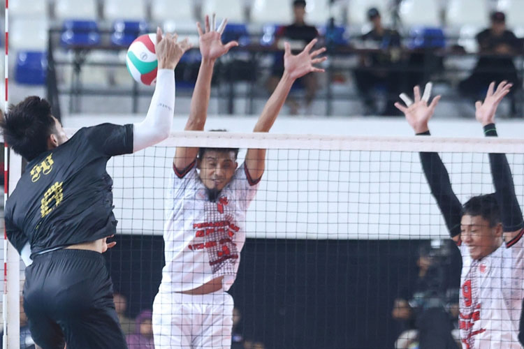 Tim voli putra Singoyudha Kutai Barat (putih) menang tipis 3-2 atas  Sukun Badak di Livoli Divisi Utama 2025. (Foto: PBVSI)