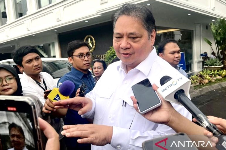 Menko Perekonomian Airlangga Hartarto menjawab pertanyaan wartawan di Istana Kepresidenan RI, Jakarta, Selasa (9/9/2025). (FOTO: ANTARA/Fathur Rochman)