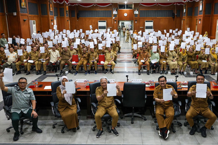 Seluruh Pegawai dan Pejabat Pemkot Surabaya Teken Komitmen Anti Pungli dan Gratifikasi