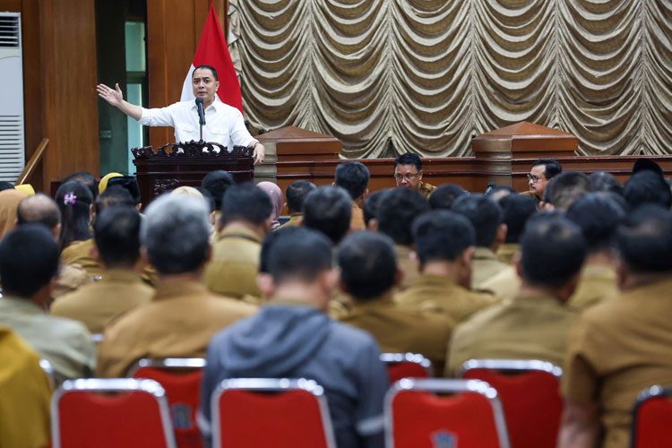 Wali Kota Surabaya Eri Cahyadi saat memberikan pengarahan bersama kepala perangkat daerah (PD) di Graha Sawunggaling, Selasa (9/9/2025). (Foto: Humas Pemkot Surabaya)
