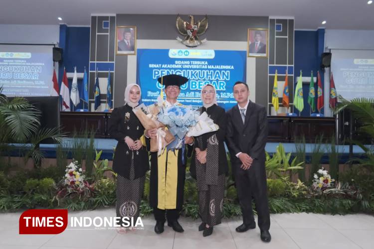 Prof. Dr. Indra Adi Budiman, M.Pd bersama keluarga. (FOTO: Jaja Sumarja/TIMES Indonesia)