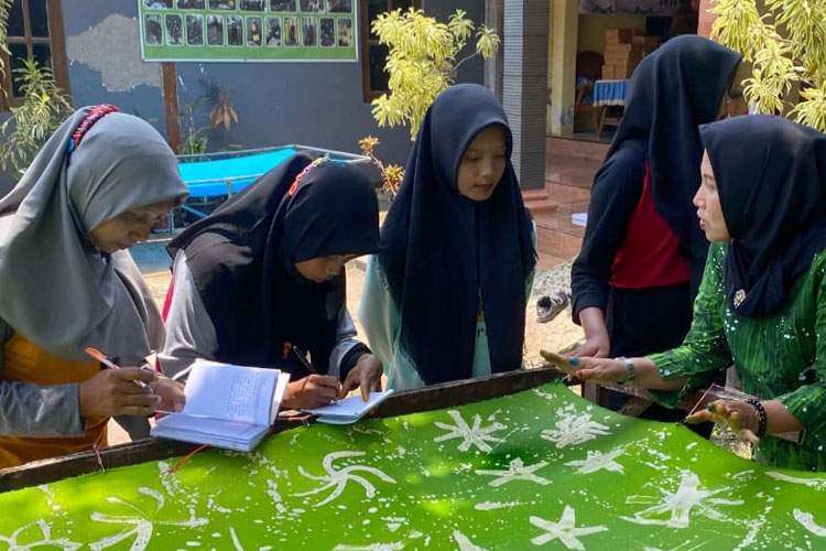 Proses-pembuatan-batik-oleh-para-penyandang-disabilitas-2.jpg