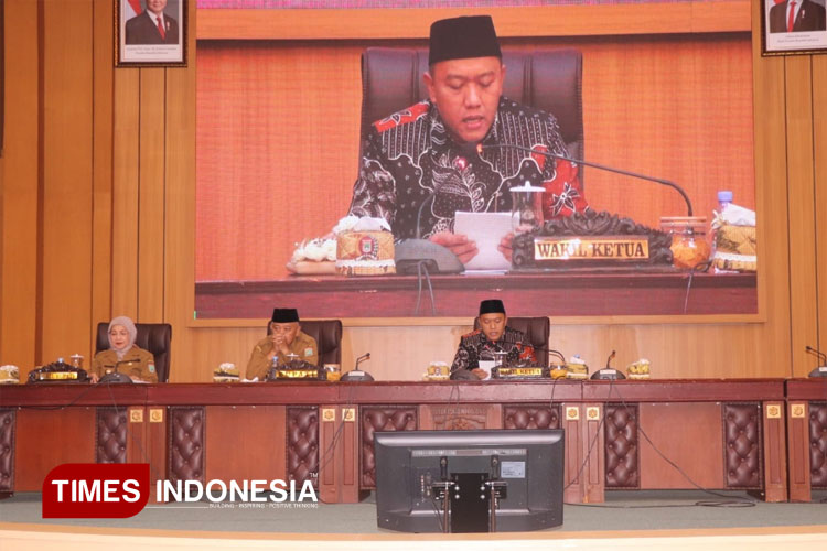 Wakil Ketua DPRD Kabupaten Malang, memimpin rapat paripurna DPRD dengan agenda Ranperda RAPBD 2026, dhadiri Bupati dan Wabup Malang, Selasa (9/9/2025). (Foto: Amin/TIMES Indonesia)