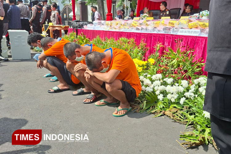 Pelaku peredaran narkoba jenis sabu-sabu lintas provinsi berhasil diamankan Satresnarkoba Polrestabes Surabaya, Selasa (9/9/2025). (Foto: Hamida Soetadji/TIMES Indonesia)