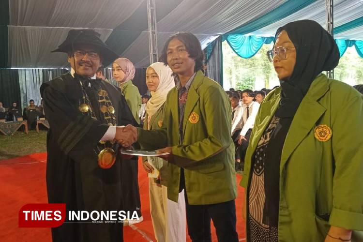 Sejumlah-mahasiswa-saat-mengikuti-Pengenalan-Kehidupan-Kampus-bagi-Mahasiswa-Baru-PKKMB-di-Kampus-Universitas-Perjuangan-b.jpg