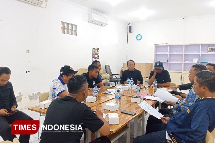 Suasana rapat koordinasi Dispora Banyuwangi bersama Askab PSSI Banyuwangi. (FOTO: Ikromil Aufa/TIMES Indonesia)