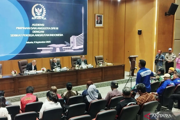 DPR Desak Presiden Prabowo Terbitkan Perpres Pelindungan Ojol demi Jaminan Sosial
