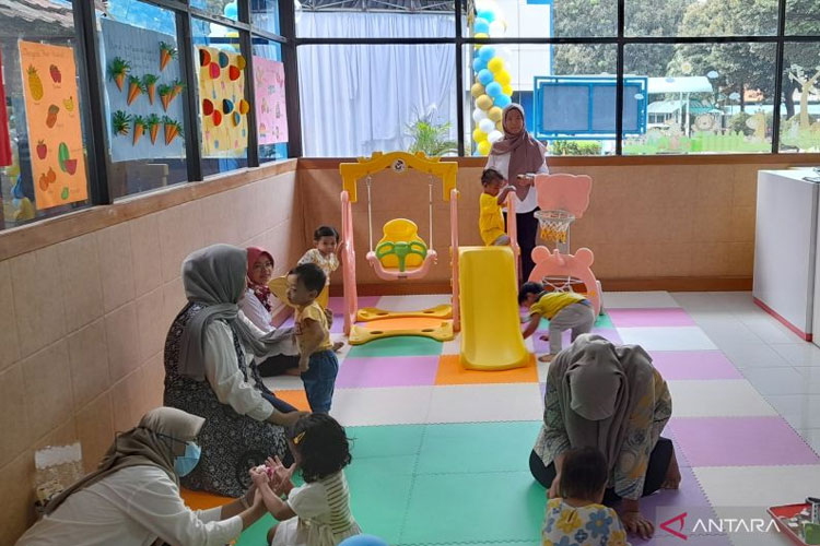 Para orang tua bermain bersama anak di Taman Asuh Sayang Anak Kemendukbangga/BKKBN, Jakarta Timur. (FOTO: ANTARA/Lintang Budiyanti Prameswari)