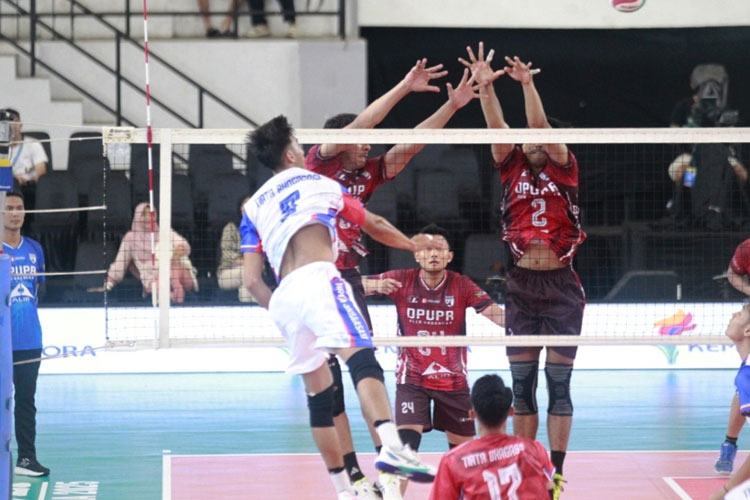Tim voli putra Perumda Tirta Baghasasi (putih) menang atas DPUPR Rafabinar Semen Grobogan di Livoli Divisi Utama 2025. (FOTO: PBVSI)