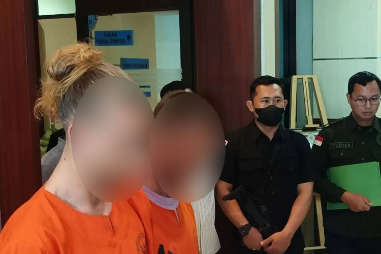 Petugas BNNP Bali menunjukkan dua warga negara Inggris KG (kiri) dan PE (kanan) diduga menyeludupkan kokain dari Spanyol ke Bali saat konferensi pers di Denpasar, Bali, Selasa (9/9/2025). (FOTO: ANTARA/Rolandus Nampu)