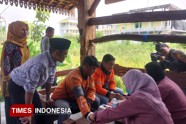 baksos-bersama-driver-ojol-dan-warga-2.jpg