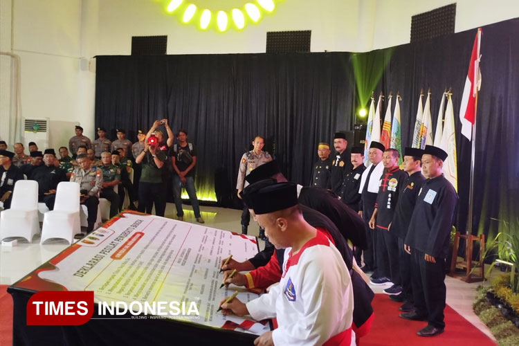Pendatanganan deklarasi pesilat pemersatu bangsa oleh perwakilan perguruan silat dan forkopimda. (Foto: Yupi Apridayani/TIMESIndonesia)