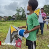 Lomba Sambitan Layangan Satukan Warga Lintas Generasi di Semboro Lor