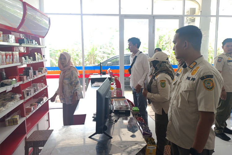 melakukan-razia-rokok-ilegal-2.jpg