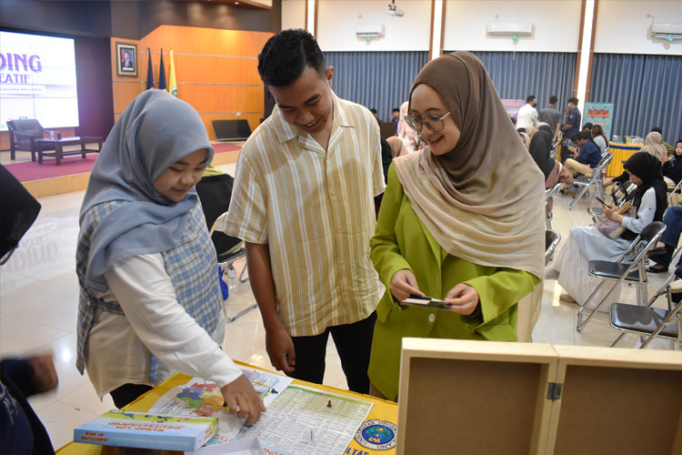 melihat-langsung-salah-satu-produk-board-game.jpg