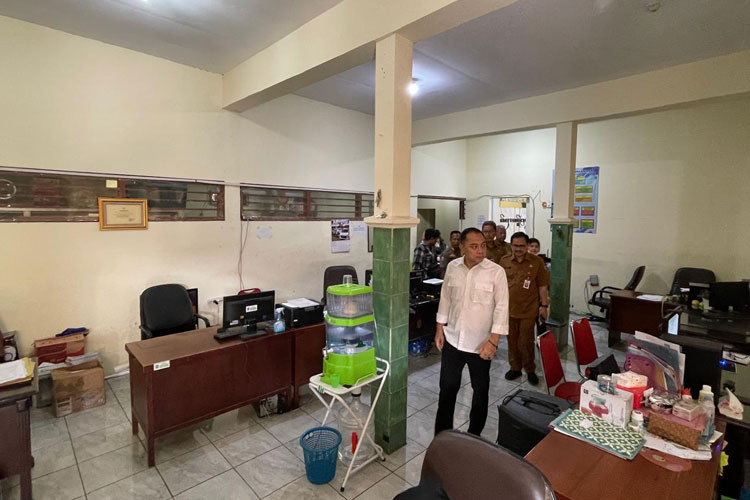 Wali Kota Surabaya Eri Cahyadi saat melakukan sidak di Kelurahan Kebraon, Kecamatan Karang Pilang, Senin (8/9/2025). (Foto: Humas Pemkot Surabaya)