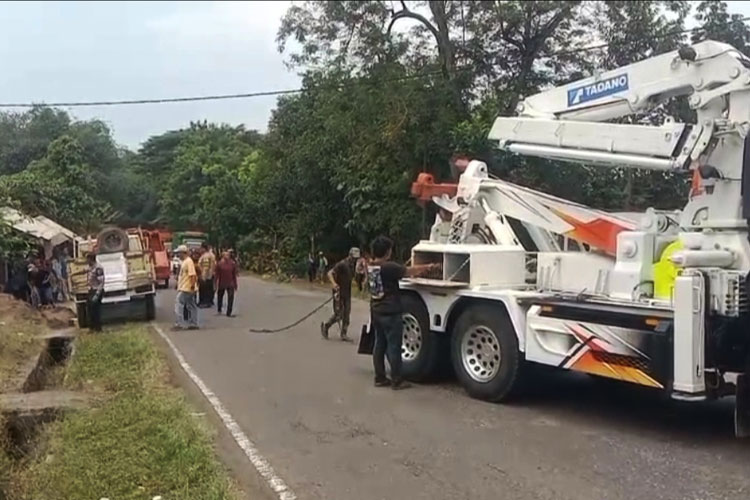 Diduga Tak Kuat Menanjak, Truk Tronton Tabrak Dua Kendaraan di Cianjur