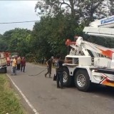 Diduga Tak Kuat Menanjak, Truk Tronton Tabrak Dua Kendaraan di Cianjur