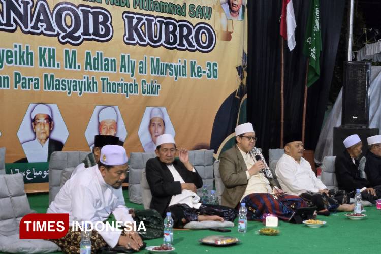 Prof. Ali Masykur Musa, Mudir Ali Idarah Aliyah JATMAN saat mengisi muidzoh hasada pada Haul KH. Adlan Aly, Maulid Nabi Muhammad SAW dan Manaqib Kubro di Masjid Jami’Roudlotul Arifin, Diwek, Jombang, Selasa (9/9/2025). (FOTO: Rohmadi/TIMES Indonesia)