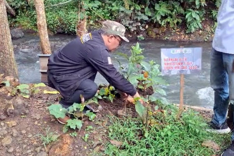 FISIP Unira Malang Ajak Maba Hijaukan dan Latih Kekompakan di Kawasan Sumber Maron
