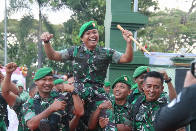 Letkol Inf Deni Suryo Anggo Digdo, Dandim 0812 Lamongan saat diangkat anggota memasuki Makodim 0812 Lamongan (Pendim 0812 for TIMES Indonesia)