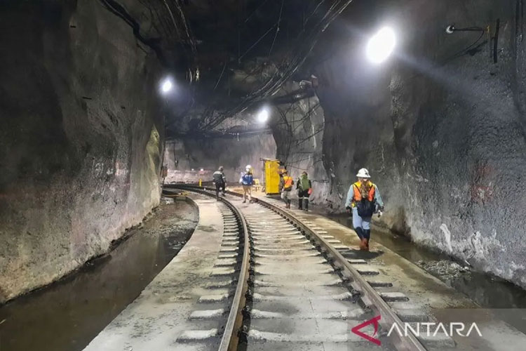 Arsip foto - Pekerja melintasi areal tambang bawah tanah Grasberg Blok Cave (GBC) yang mengolah konsentrat tembaga di areal PT Freeport Indonesia, Distrik Tembagapura, Kabupaten Mimika, Papua, Rabu (17/8/2022). (ANTARA FOTO/Dian Kandipi)