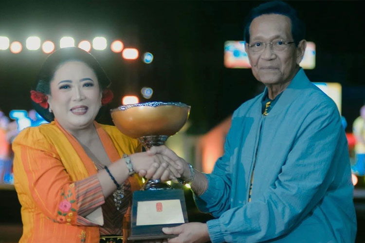 Gubernur DIY, Sri Sultan Hamengku Buwono X ketika menerima Piala Porda DIY XVII 2025 (FOTO: Tim Porda DIY for TIMES Indonesia)