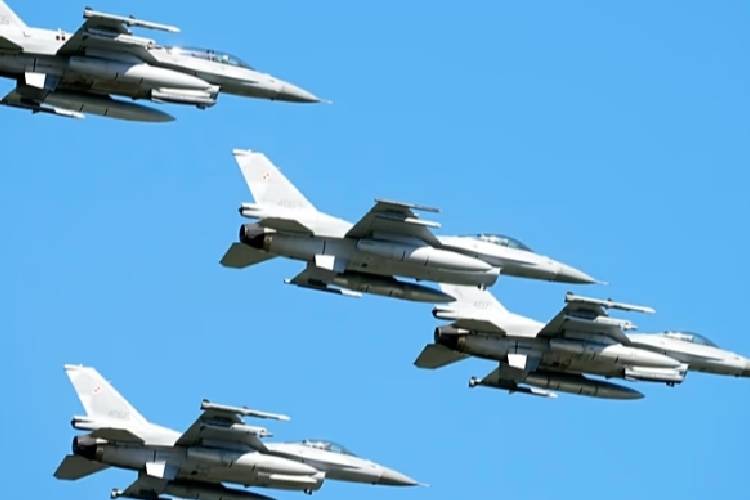 Jet tempur F-16 buatan AS saat mereka mengambil bagian dalam parade militer besar-besaran untuk merayakan Hari Tentara Polandia, di Warsawa.(FOTO: Euronews/AP)