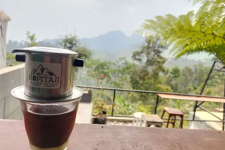 Panorama Lereng Gunung Bromo yang bisa dinikmati oleh pengunjung saat berada di Kedai Kopi Taji (FOTO: Yaqutatul Farida/AboutMalang.com)
