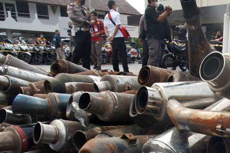 Gencarkan Razia, Polres Cianjur Sita Ratusan Knalpot Bising dan Botol Miras