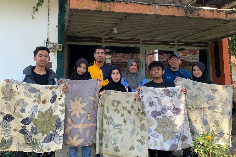 Lima mahasiswa KKNT FISIB Sosiologi UTM yakni Moh. Rifki Tri Ainul Fahmi, Natalie Eleonora Desviandhy, Dwin Ulyana Putri, Ines Alya Chahyani, dan Aninda Sophia Prasasti bersama Dosen pembimbing (Foto: Dok UTM)